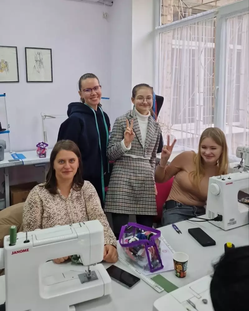 PINS, Школа шиття
